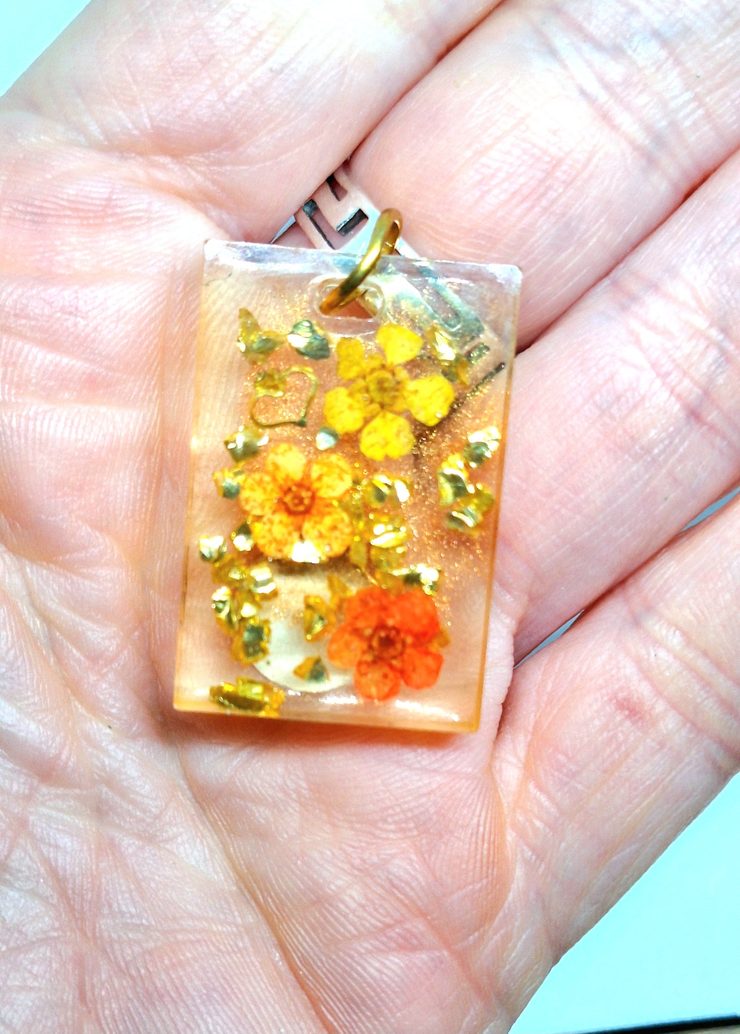 Collier fleurs résine