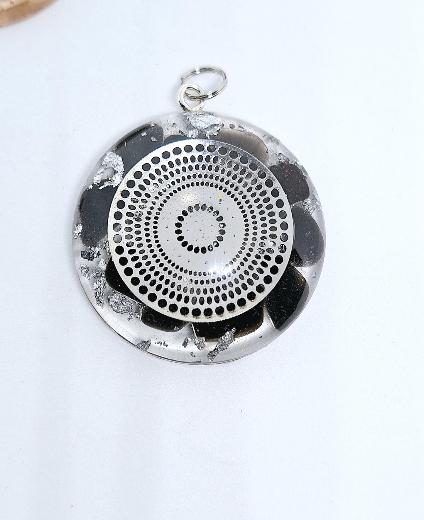 Collier orgonite demi-sphère XL