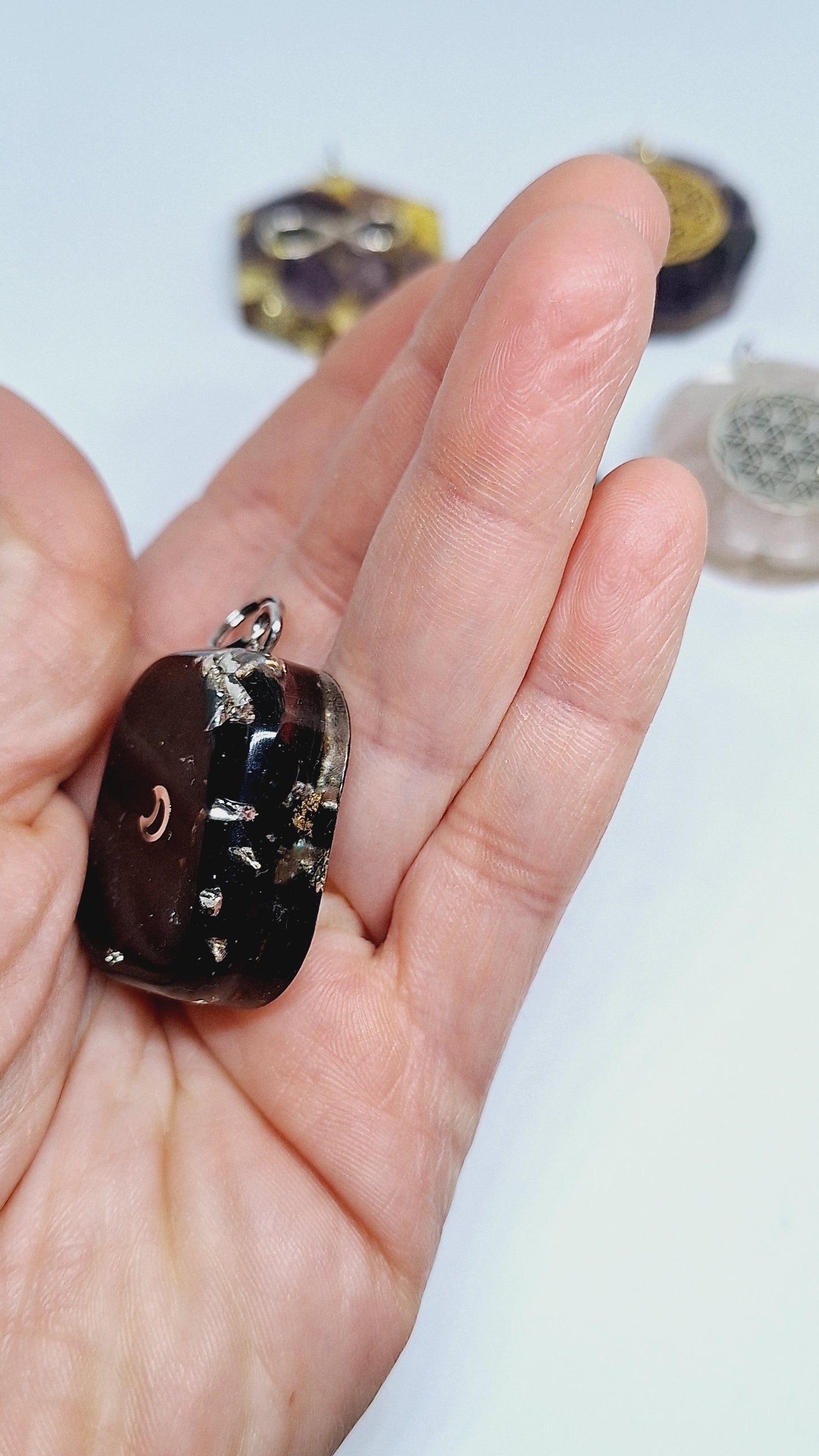 Colliers orgonite formes variées M