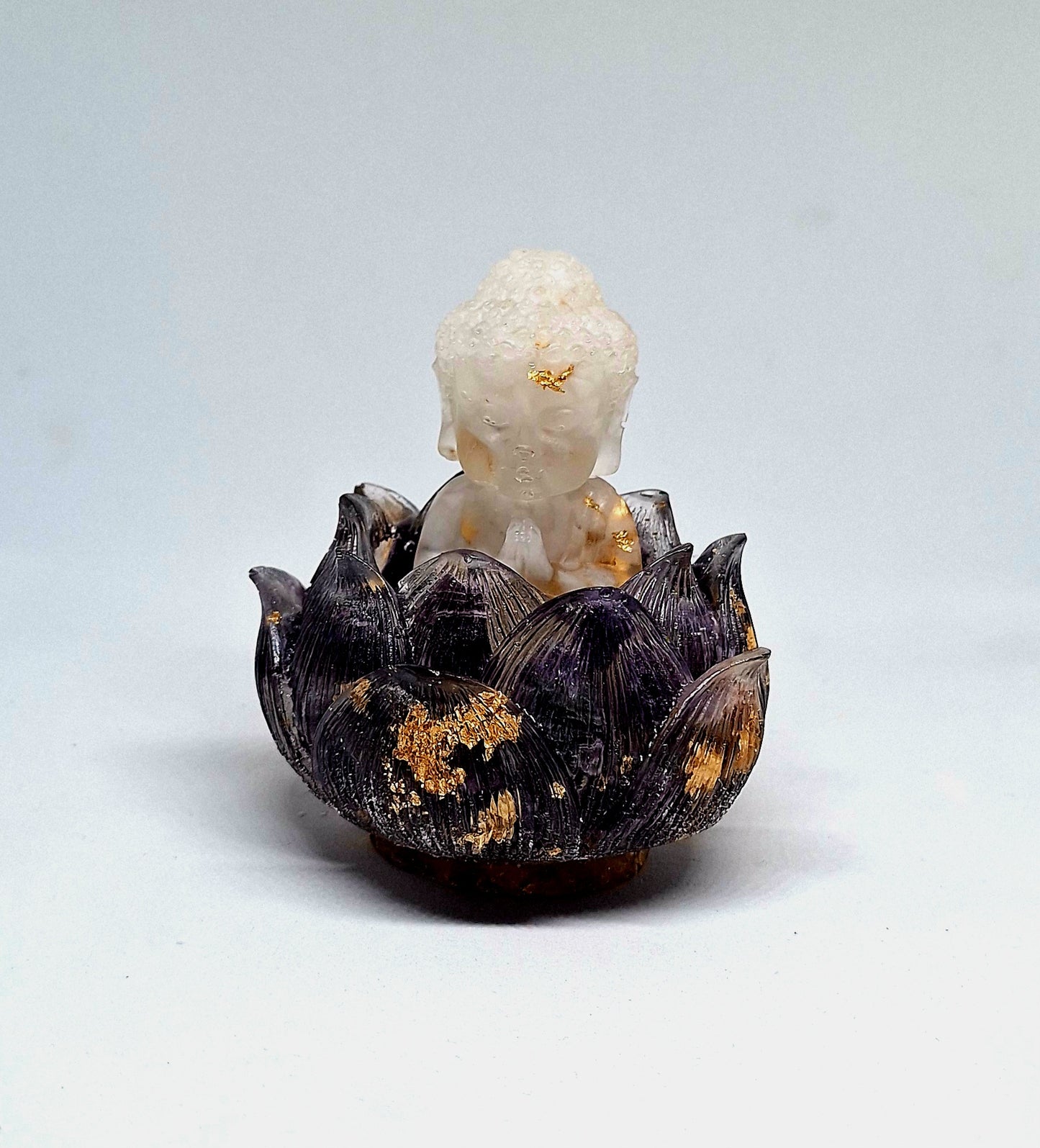 Orgonite Bouddha quartz opaque dans sa fleur de lotus en améthyste 🪷