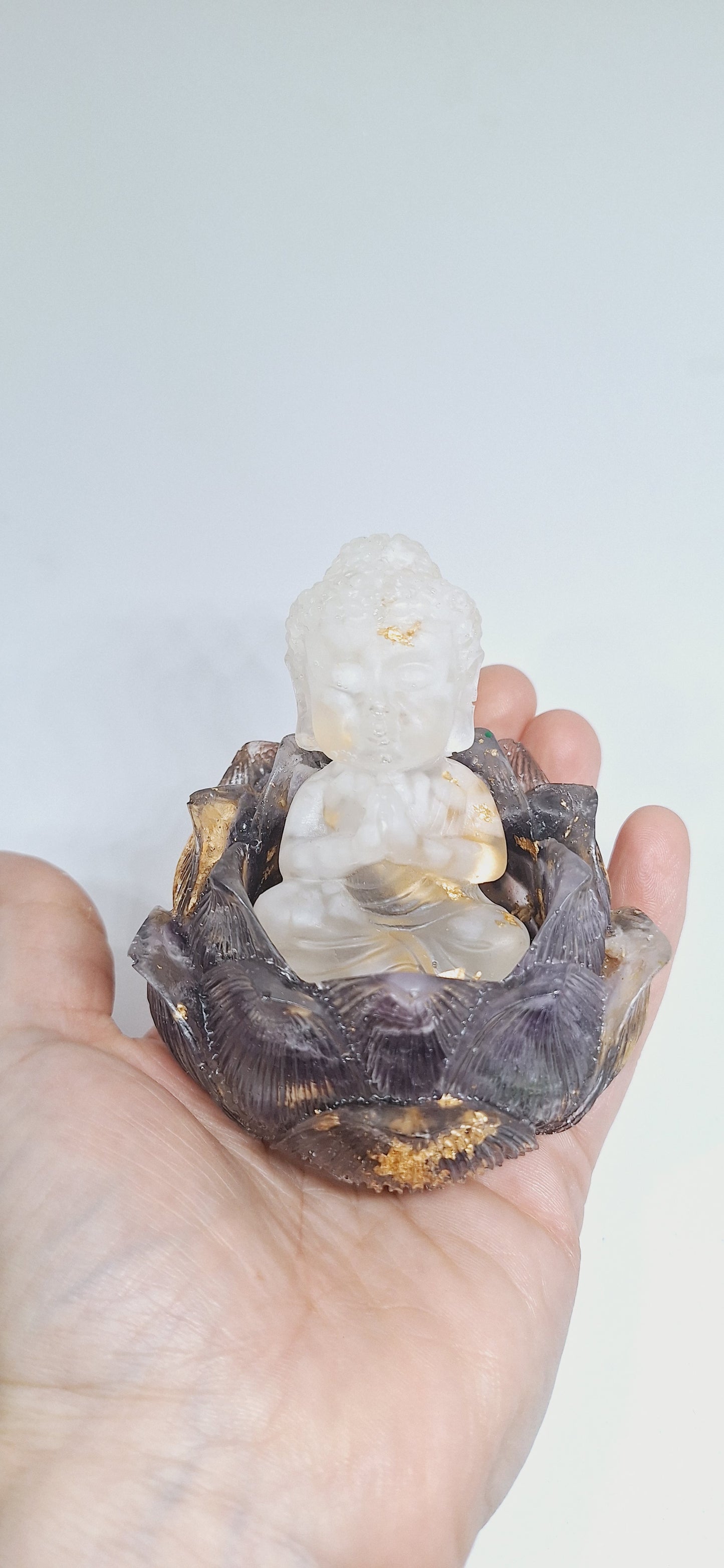 Orgonite Bouddha quartz opaque dans sa fleur de lotus en améthyste 🪷