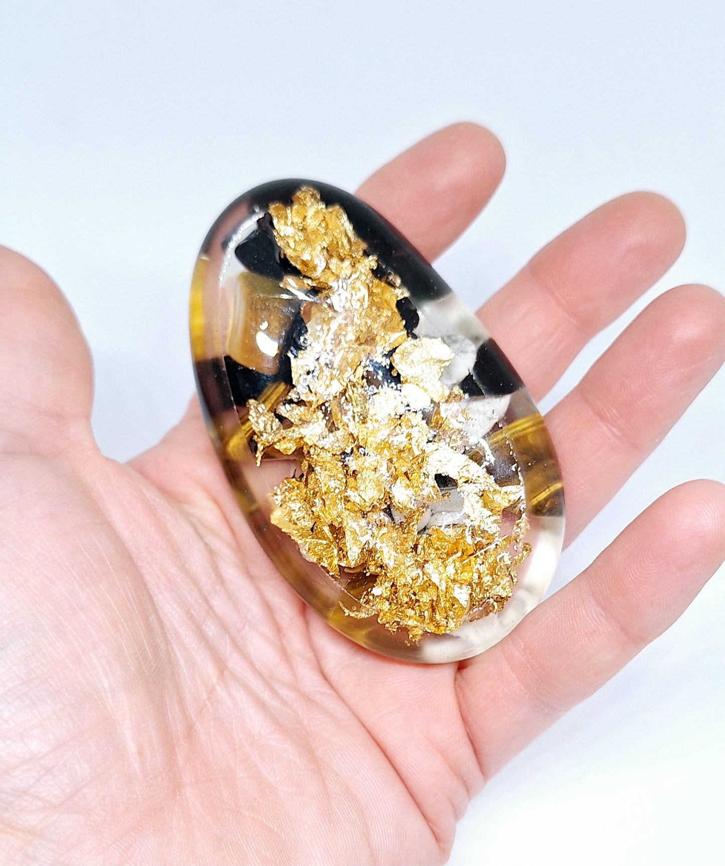 Orgonite galet Ćil de tigre, obsidienne et howlite-or đ€đ€đ€