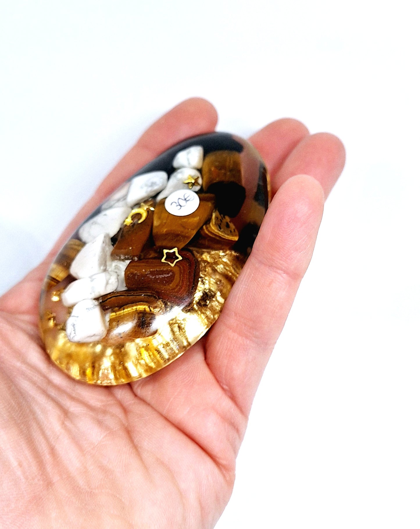 Orgonite galet Ćil de tigre, obsidienne et howlite-or đ€đ€đ€