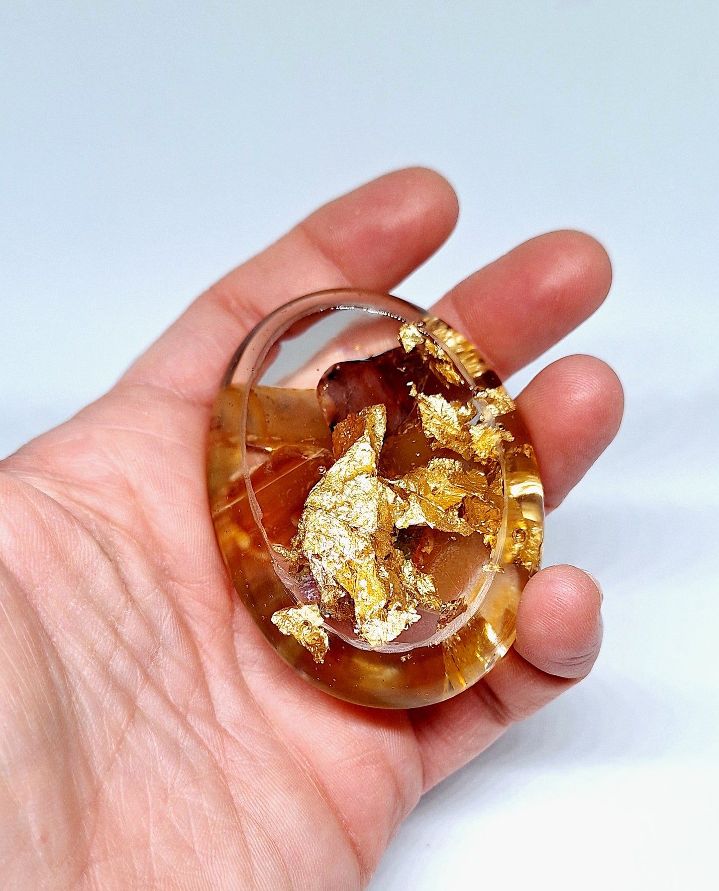 Orgonite galet agate rouge, olivine, pierre de soleil - or 🧡🌞💚