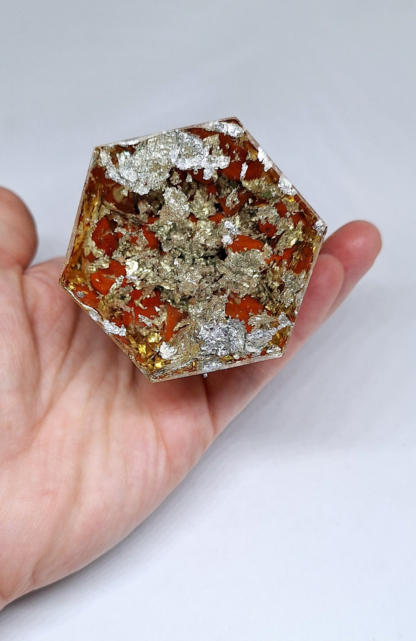 Orgonite de rééquilibrage global et d'harmonisation des chakras - Obélisque grand format, intentions de protection et de connexion