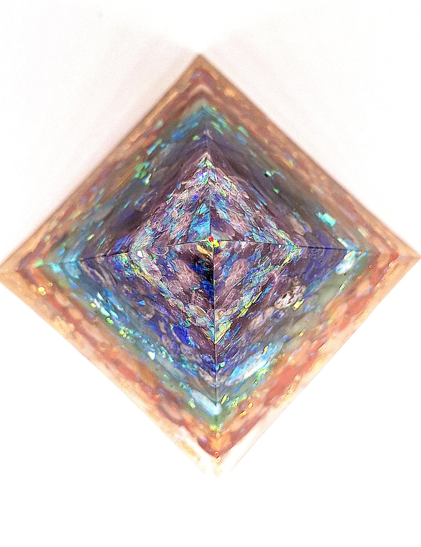 Orgonite de réharmonisation globale, pyramide XXL~ - Œil d'Horus, or