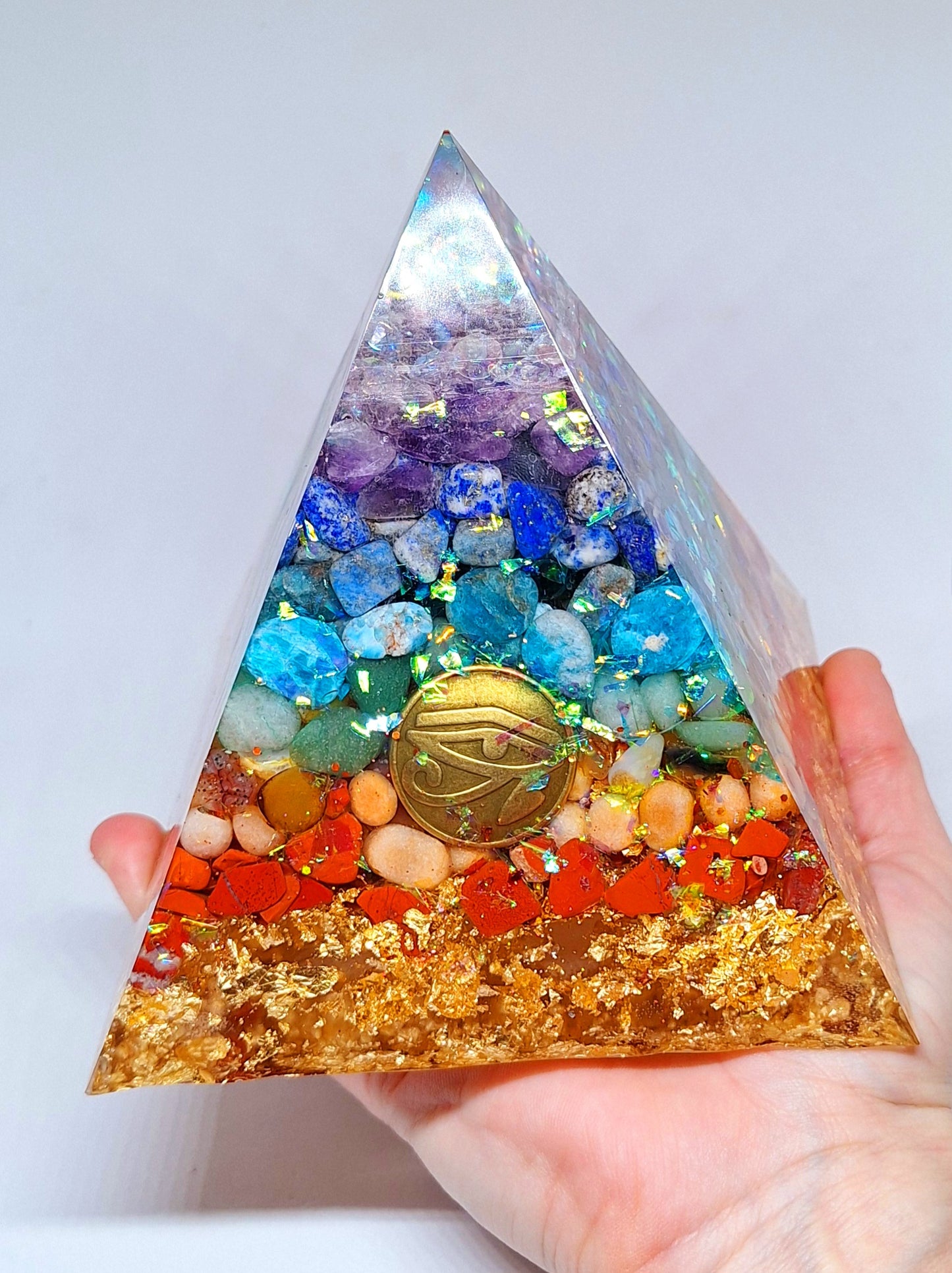 Orgonite de réharmonisation globale, pyramide XXL~ - Œil d'Horus, or