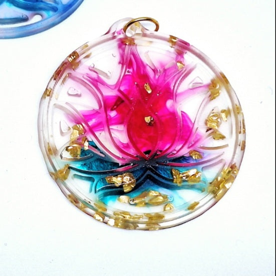 Collier fleur de lotus en résine