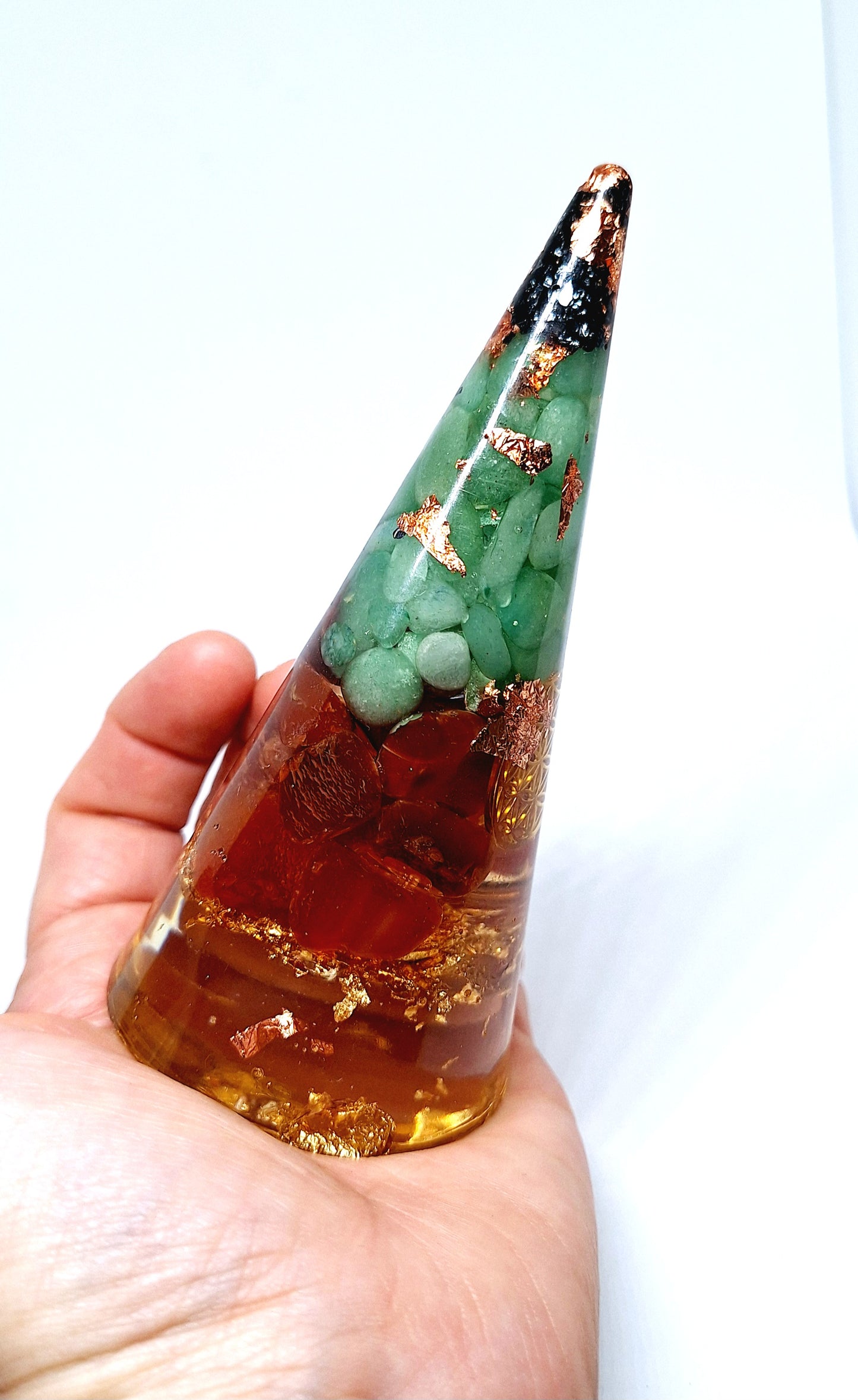 Orgonite cône XL - Aventurine verte et agate rouge, fleur de vie, or et cuivre
