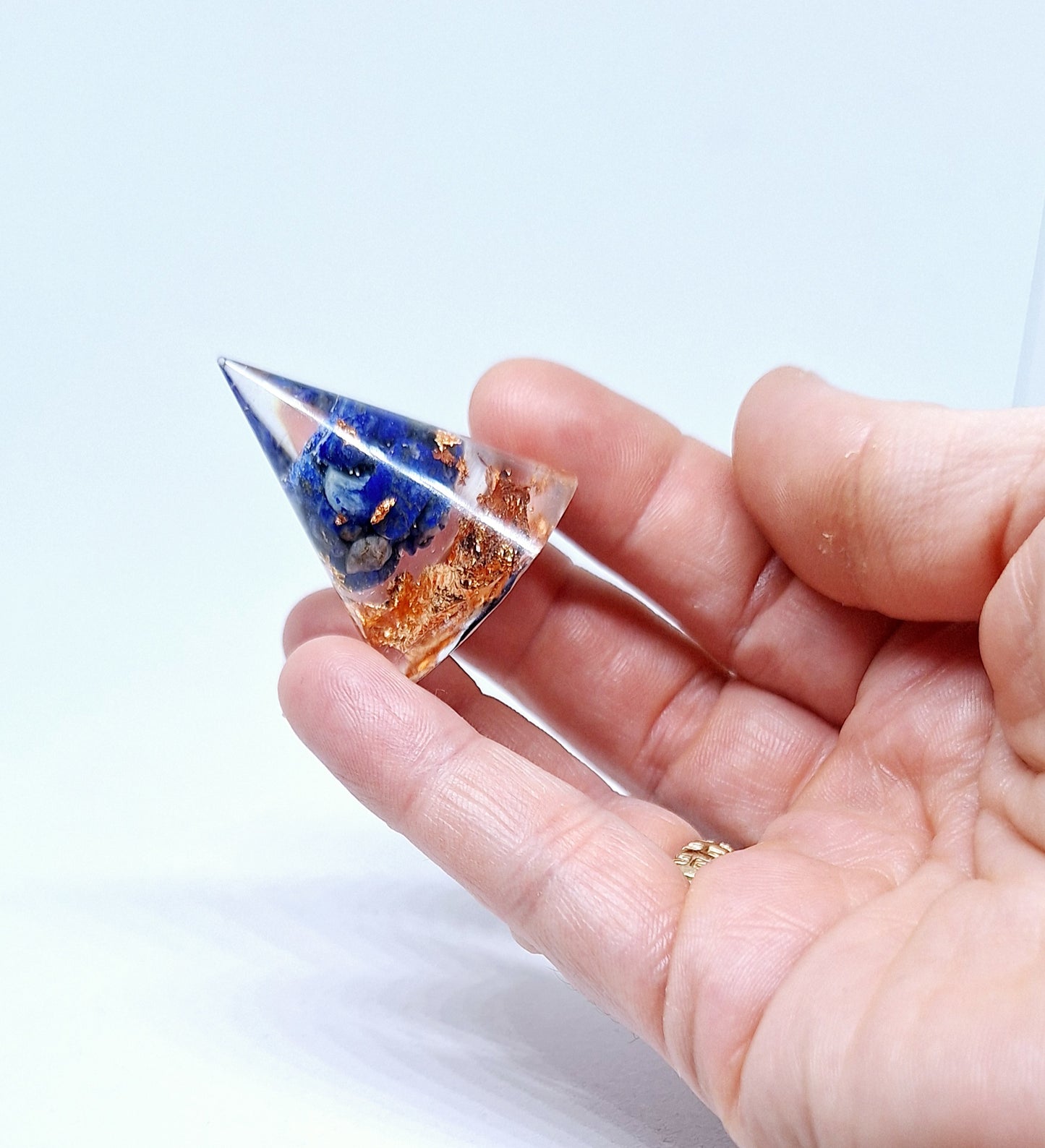 Orgonite cône S - Lapis-lazuli, soleil, cuivre