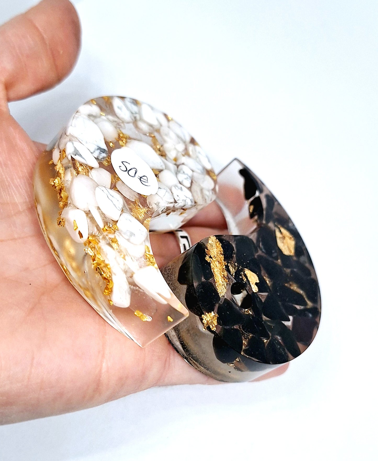 Orgonite Yin et Yang, howlite et obsidienne, aluminium doré et or