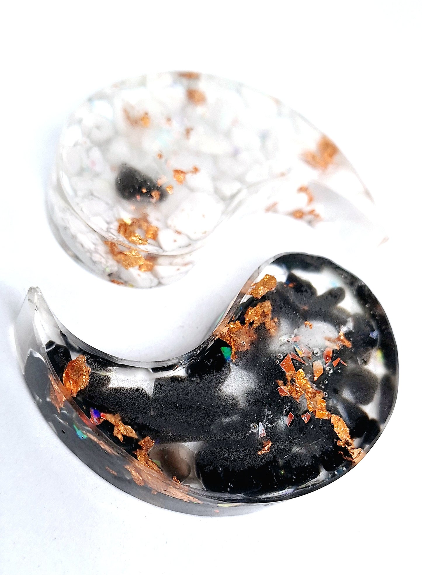 Orgonite Yin et Yang, howlite et obsidienne, cuivre