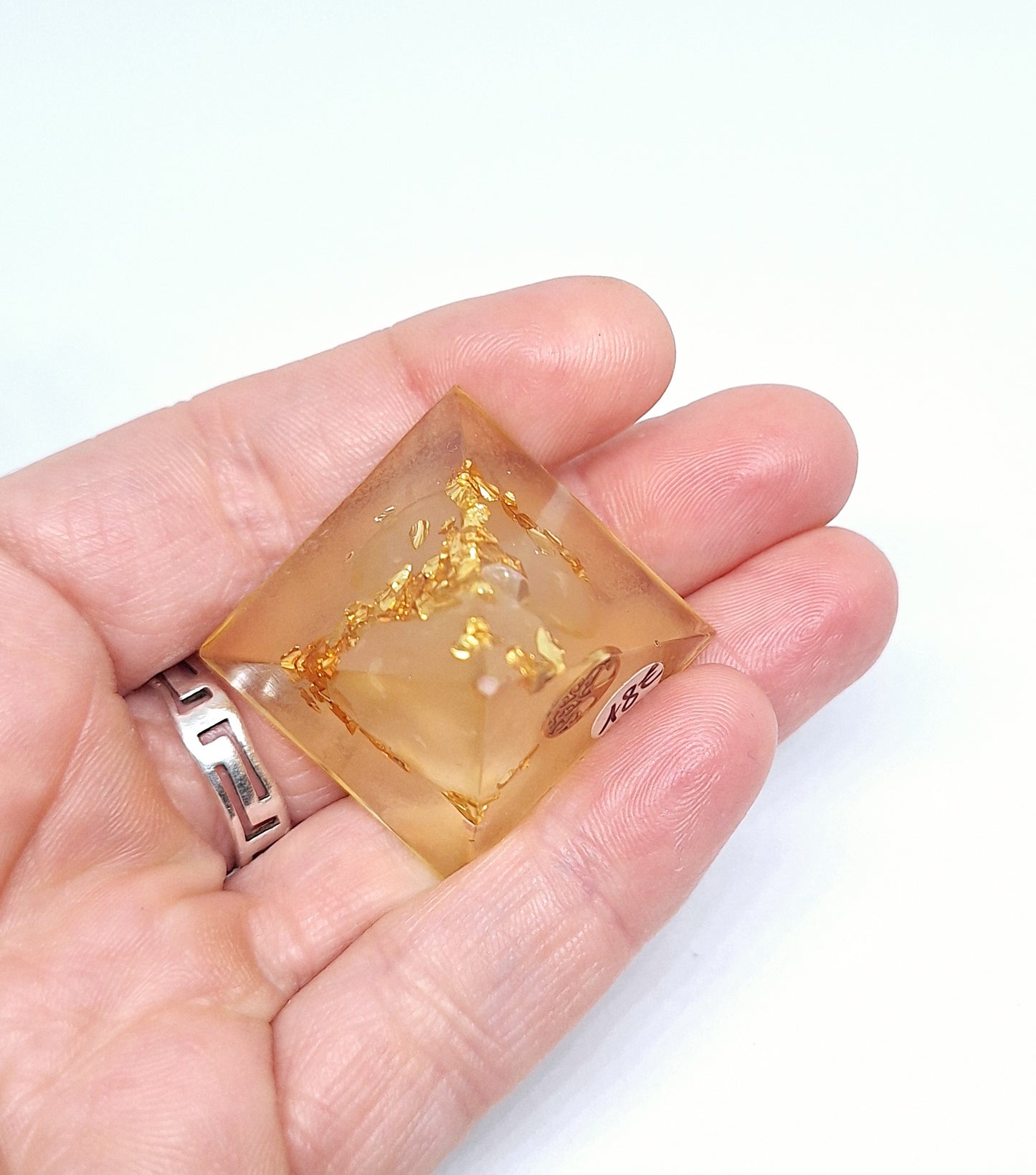 Orgonite pyramide XS - Agate jaune, laiton, arbre de vie đź’›