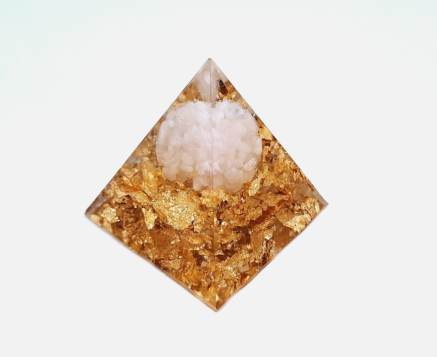 Orgonite pyramide M - Quartz rose, or, cristal đź©·