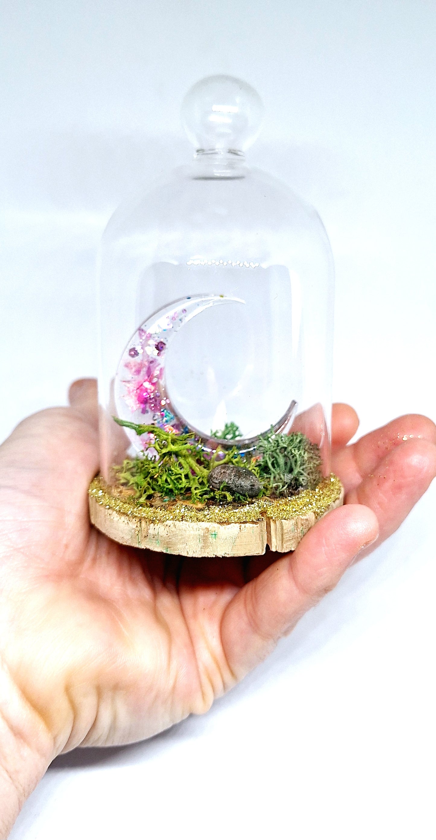 Lune rose sous cloche en verre