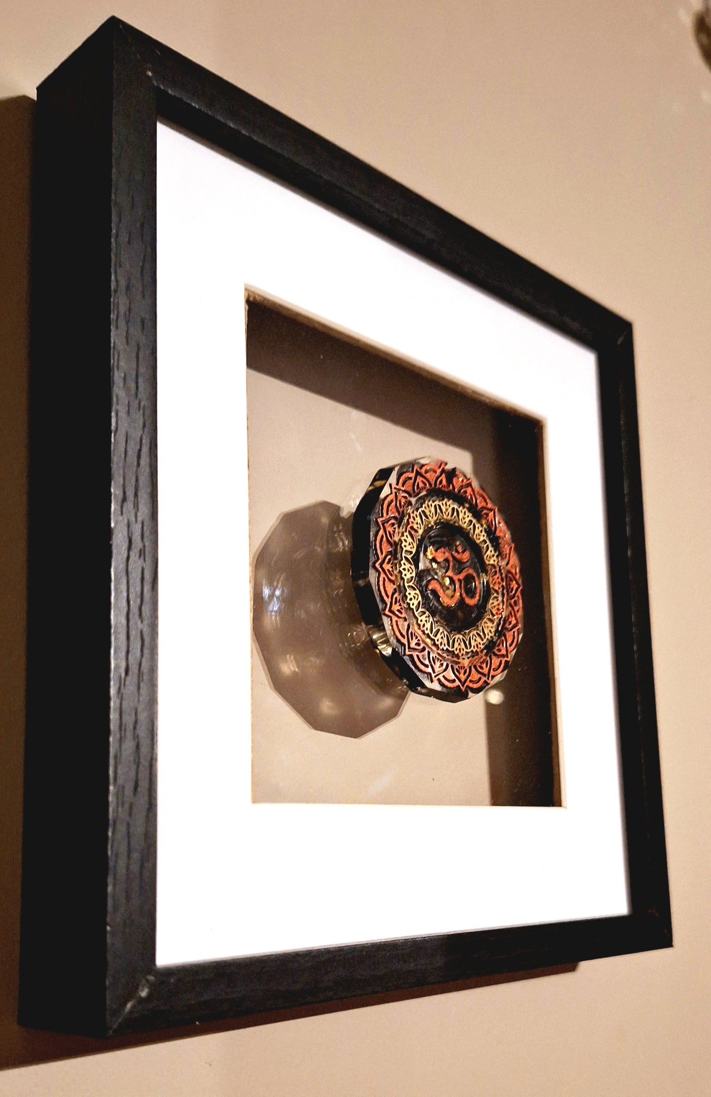 Cadre Orgonite Aum/Om, obsidienne, aluminium doré