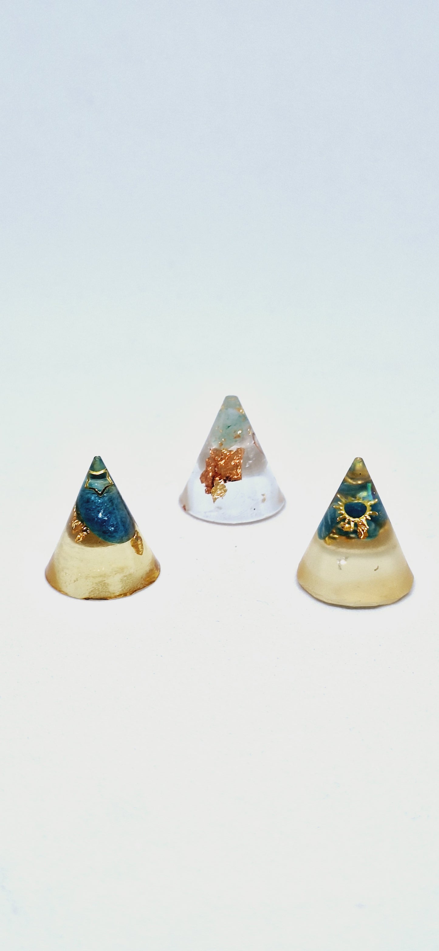 Orgonite cône XS - Apatite, étoile, cœur ou soleil, or ou cuivre