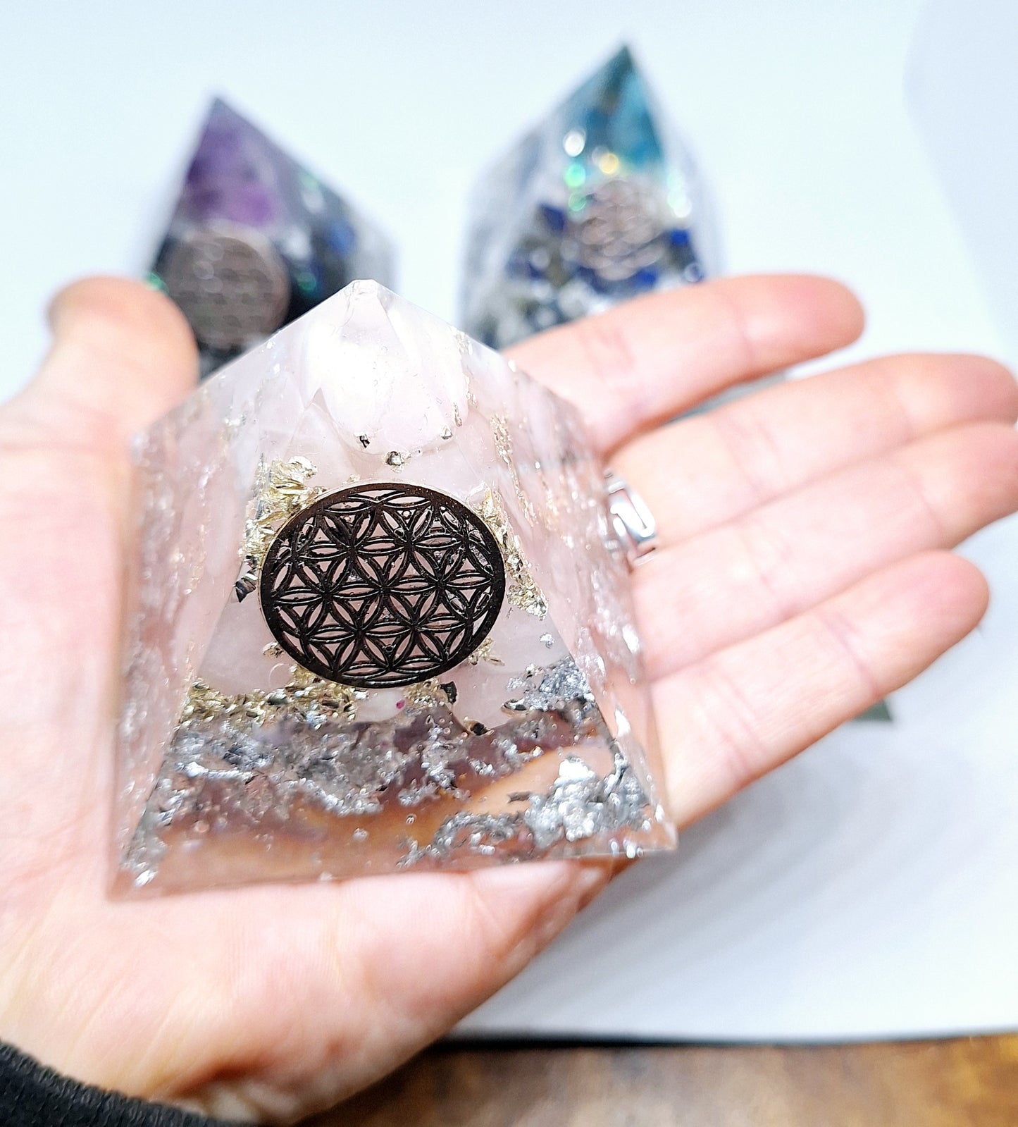 Orgonite pyramide L - Quartz rose, aluminium, fleur de vie 🩷