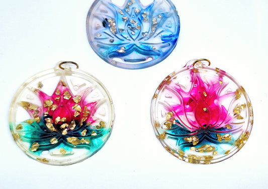 Collier fleur de lotus en résine