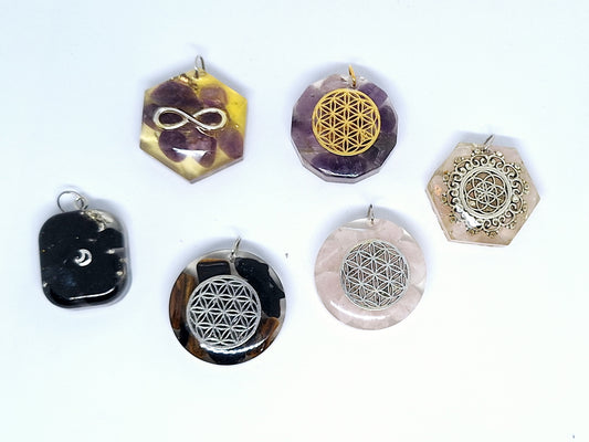 Colliers orgonite formes variées M