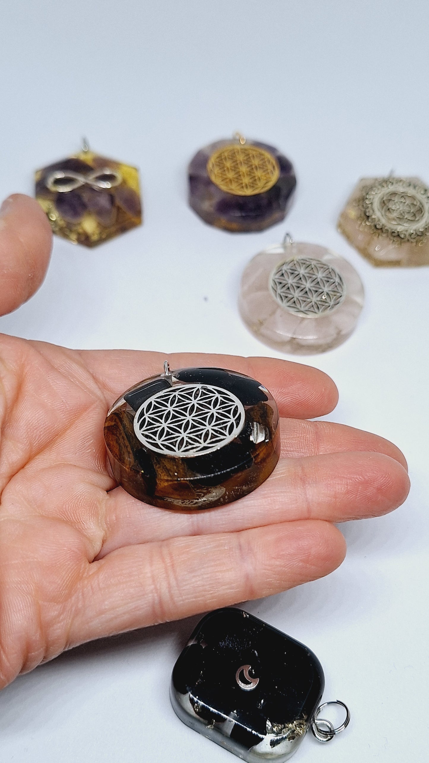 Colliers orgonite formes variées M
