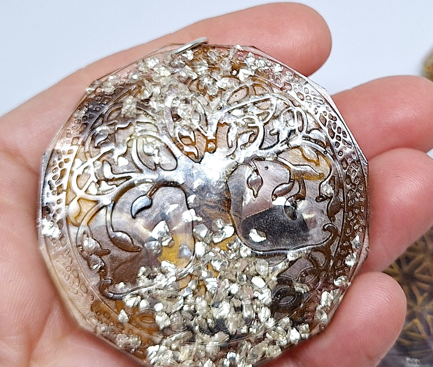 Collier pierres, symboles en relief en résine