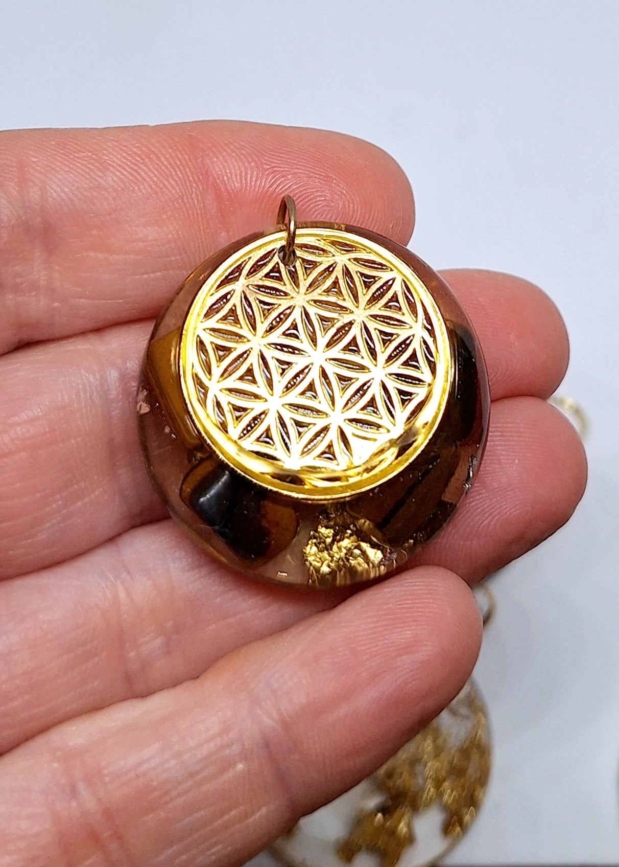 Collier orgonite demi-sphère M