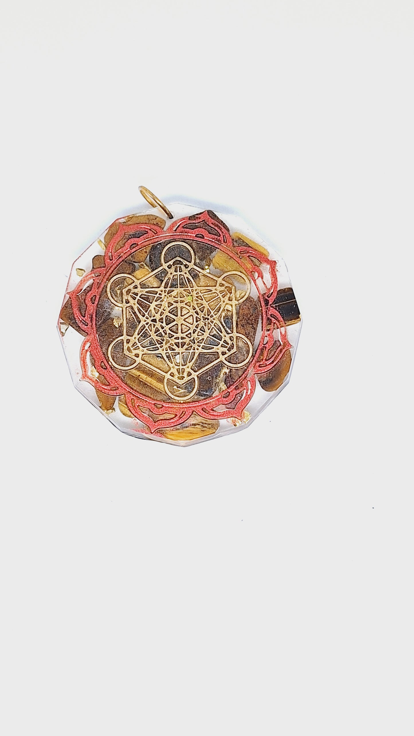 Collier pierres, symboles en relief en résine