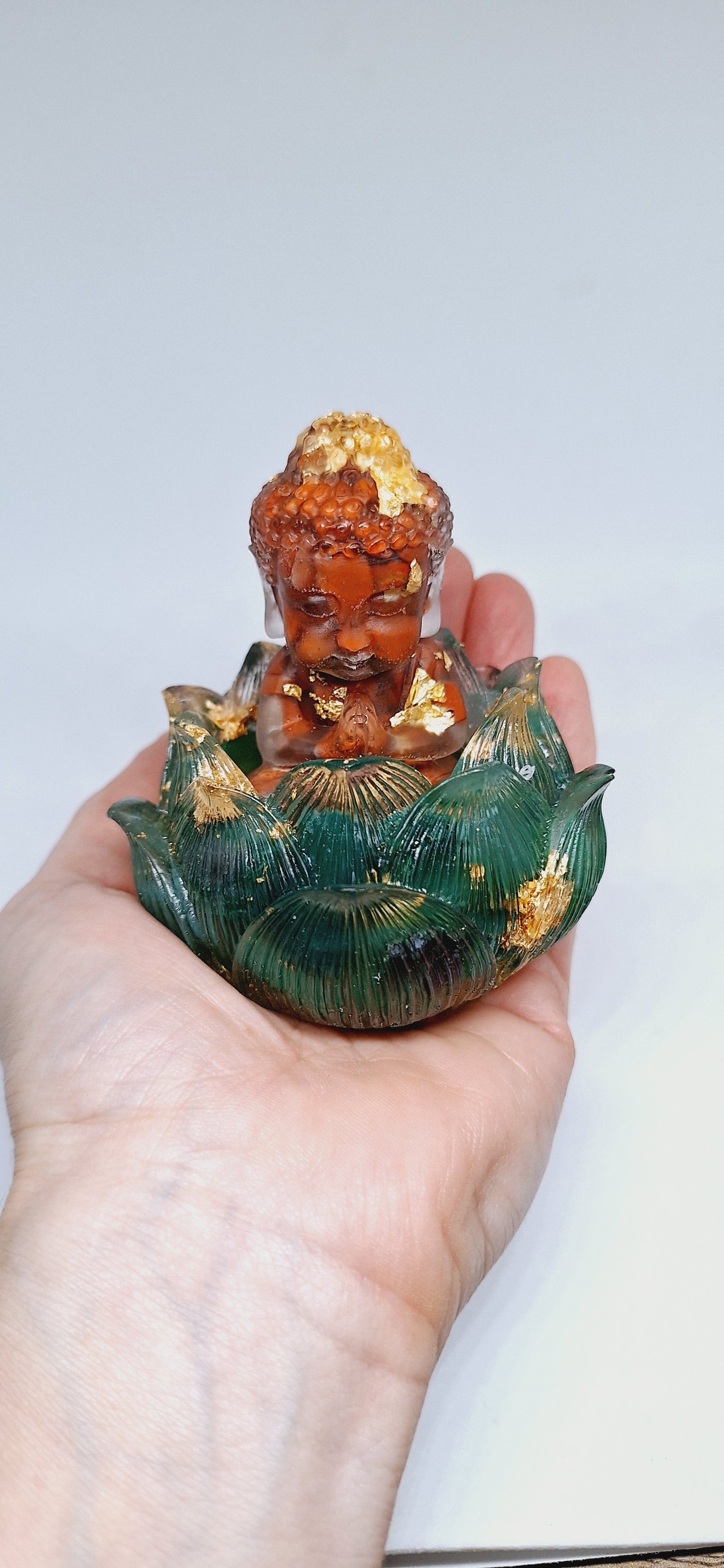 Orgonite Bouddha jaspe rouge dans sa fleur de lotus en agate verte 🪷