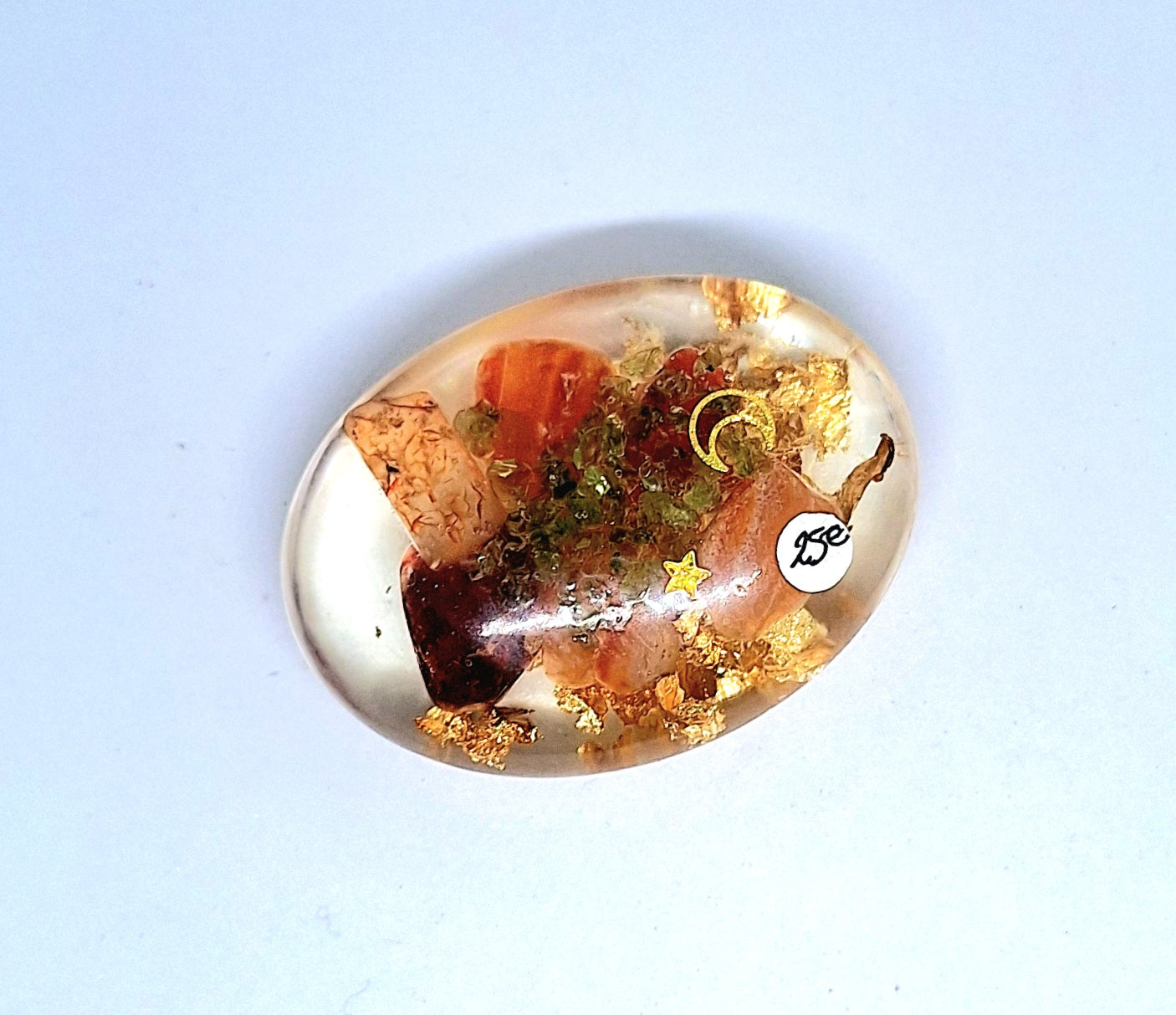 Orgonite galet agate rouge, olivine, pierre de soleil - or 🧡🌞💚