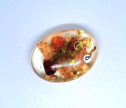 Orgonite galet agate rouge, olivine, pierre de soleil - or 🧡🌞💚