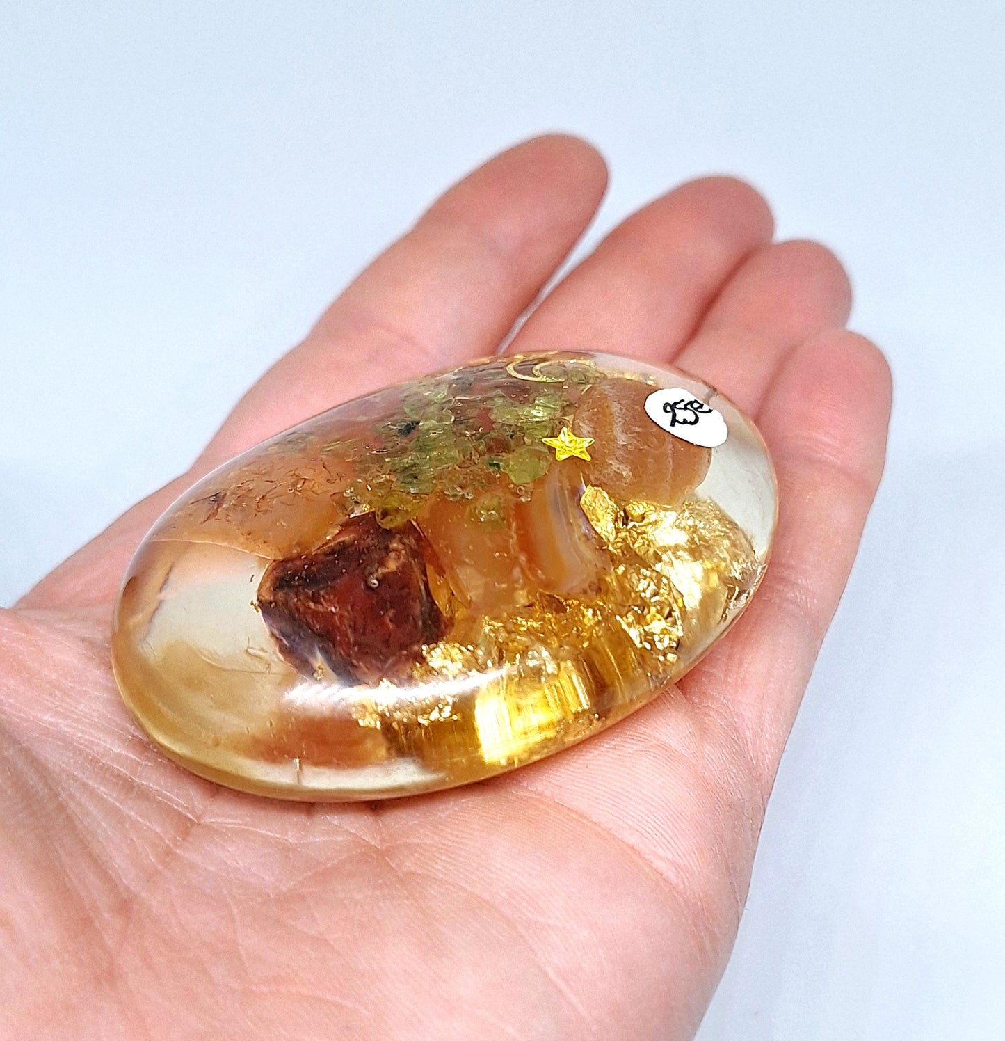 Orgonite galet agate rouge, olivine, pierre de soleil - or 🧡🌞💚