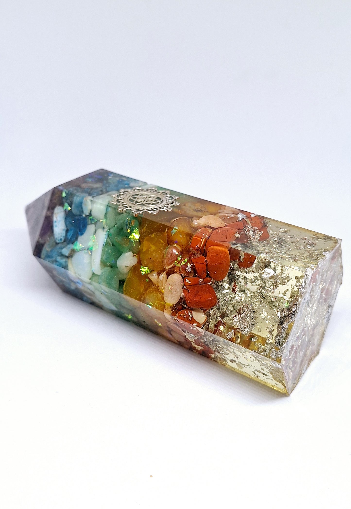 Orgonite de rééquilibrage global et d'harmonisation des chakras - Obélisque grand format, intentions de protection et de connexion