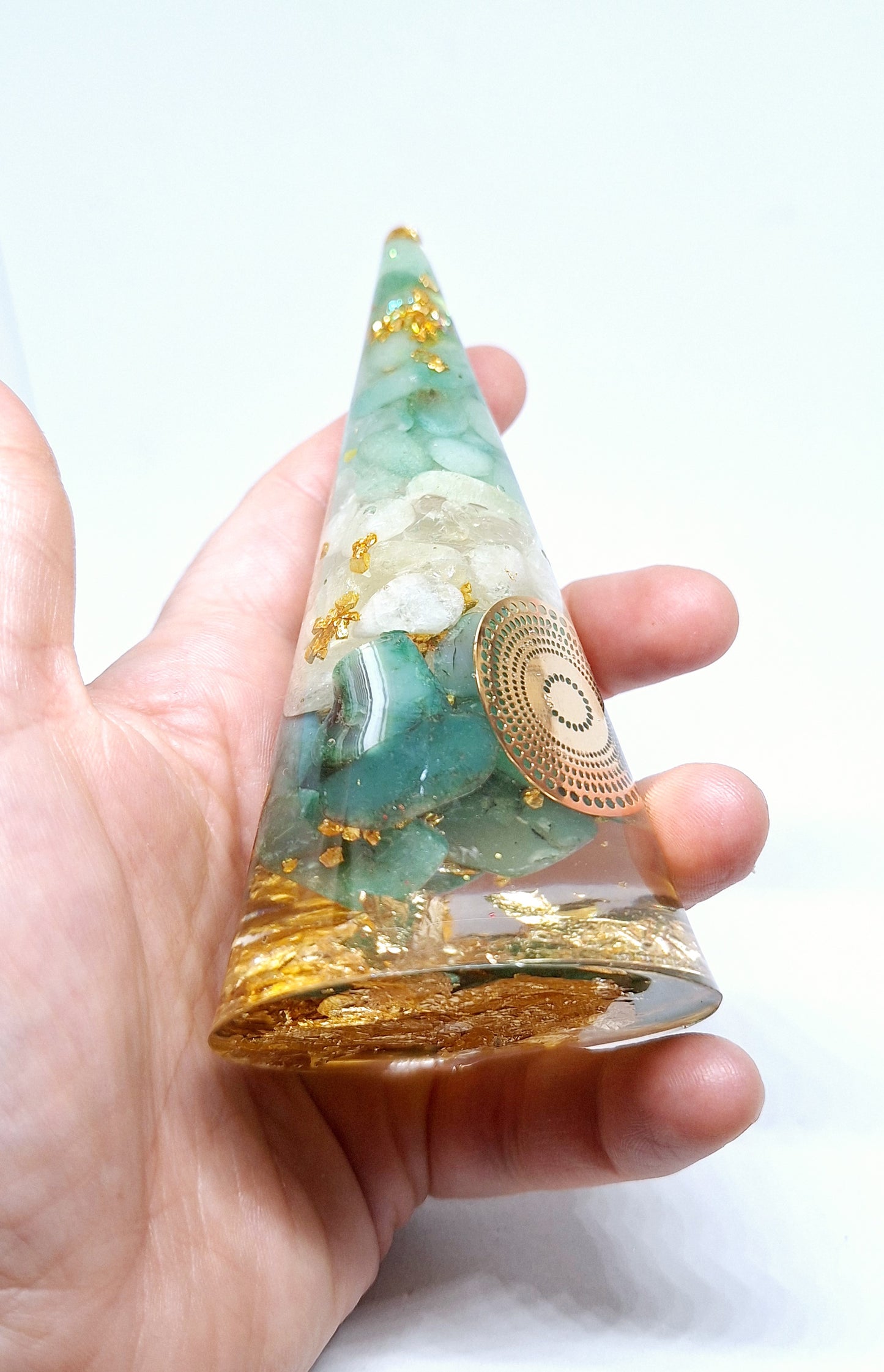 Orgonite cône XL - Aventurine verte, citrine et agate verte, mandala et or