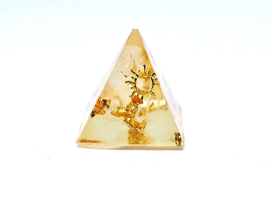 Orgonite pyramide XXS - Quartz rutile, laiton 💛