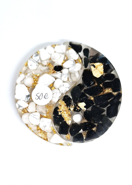 Orgonite Yin et Yang, howlite et obsidienne, aluminium doré et or