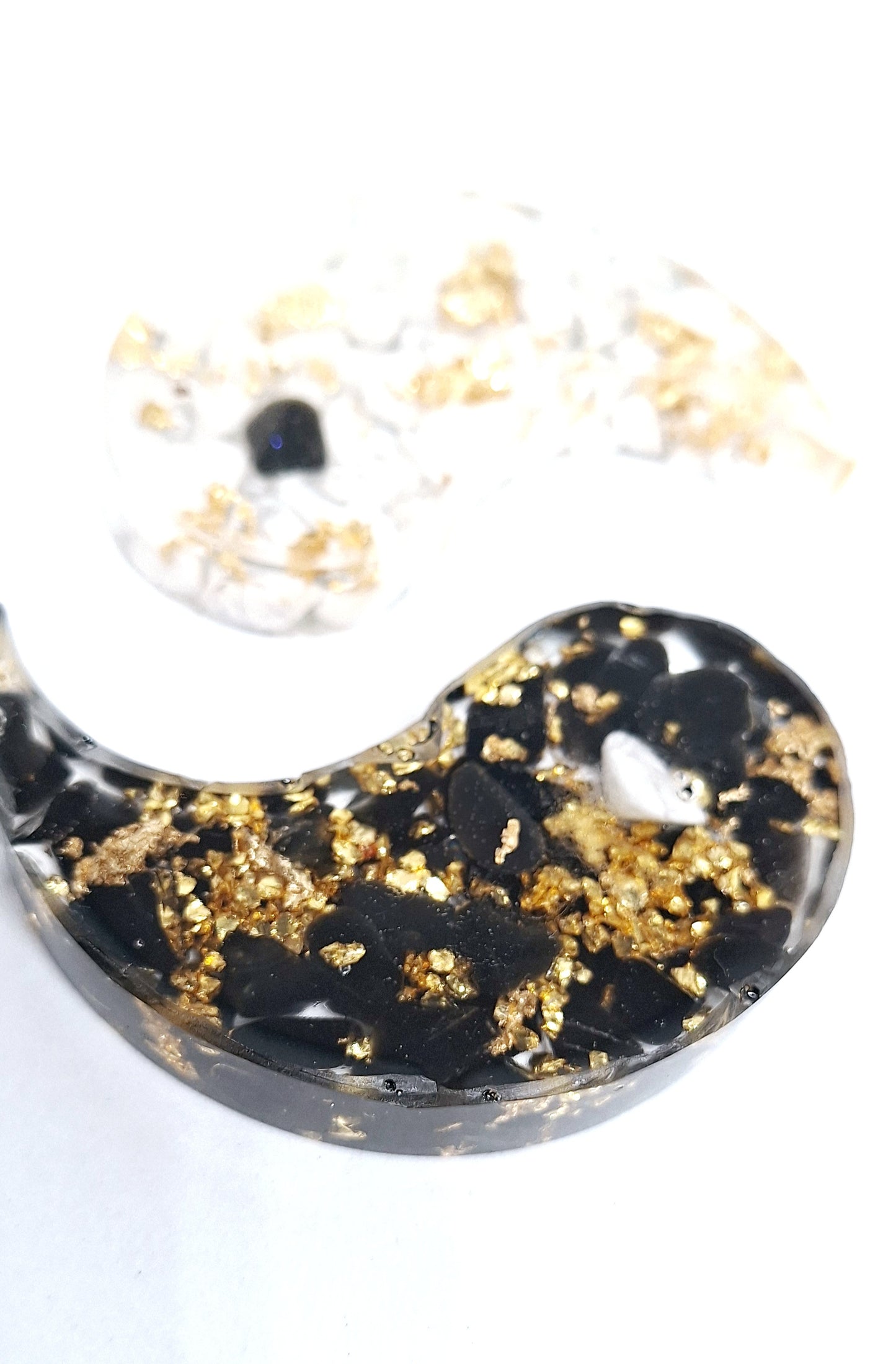 Orgonite Yin et Yang, howlite et obsidienne, aluminium doré et or