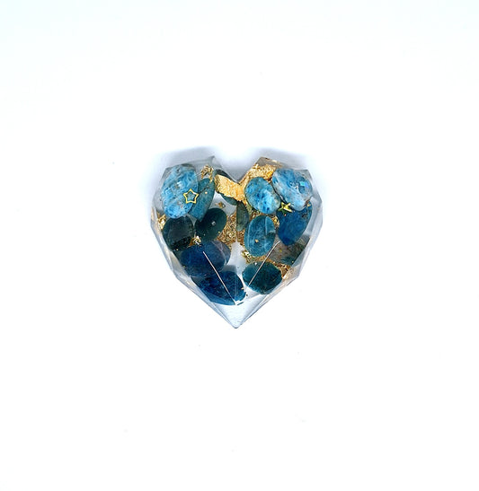 Orgonite Cœur à facettes - Apatite, or, étoiles 🩵