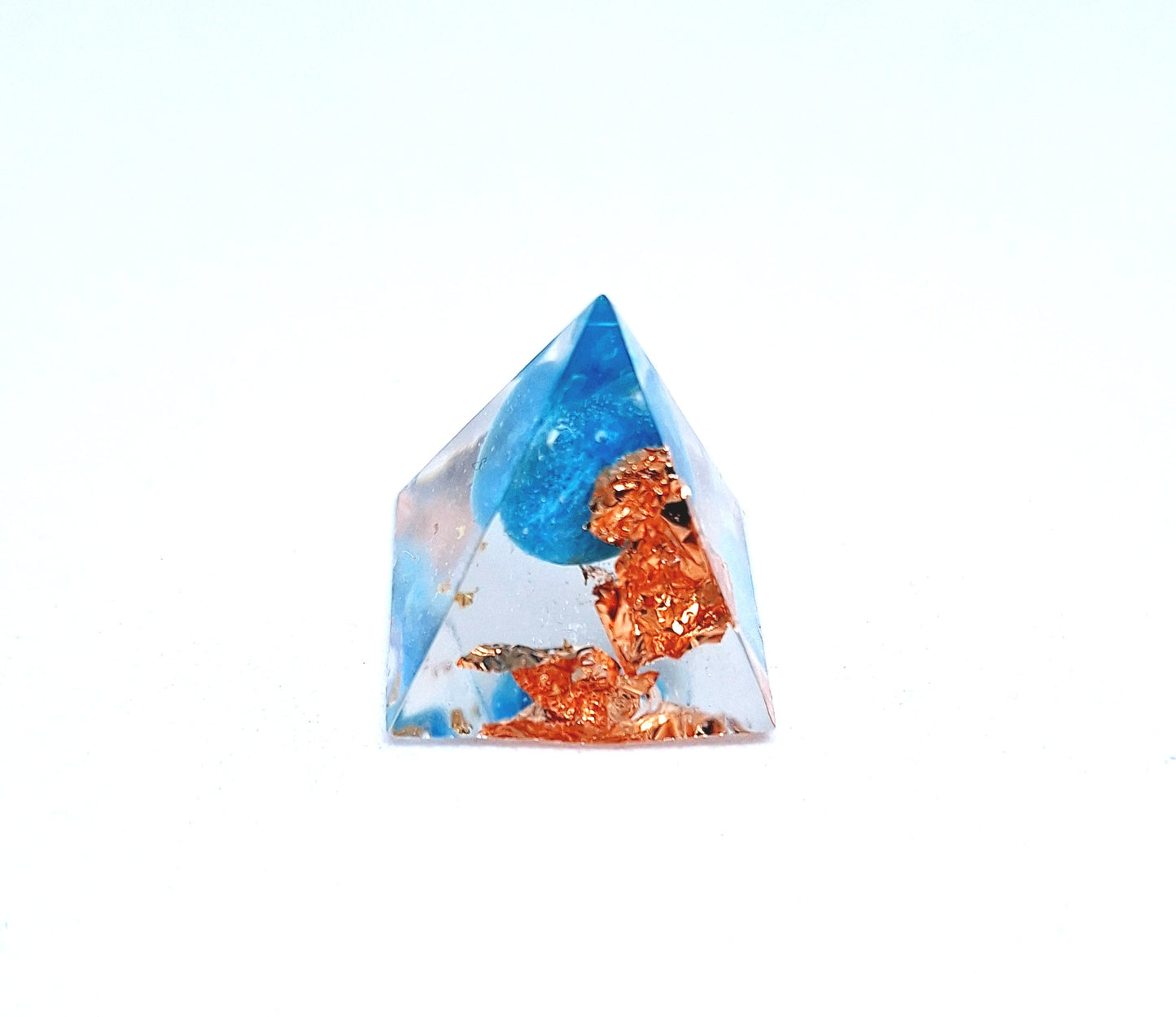 Orgonite pyramide XXS - Apatite, or ou cuivre 🩵
