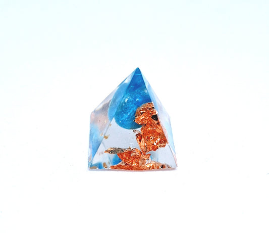 Orgonite pyramide XXS - Apatite, or ou cuivre 🩵