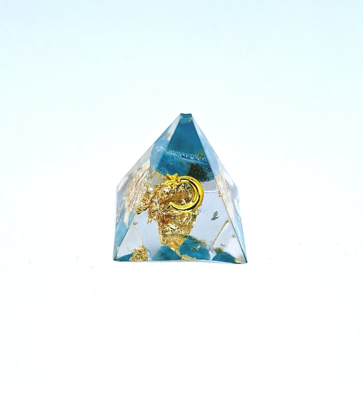 Orgonite pyramide XXS - Apatite, or ou cuivre 🩵