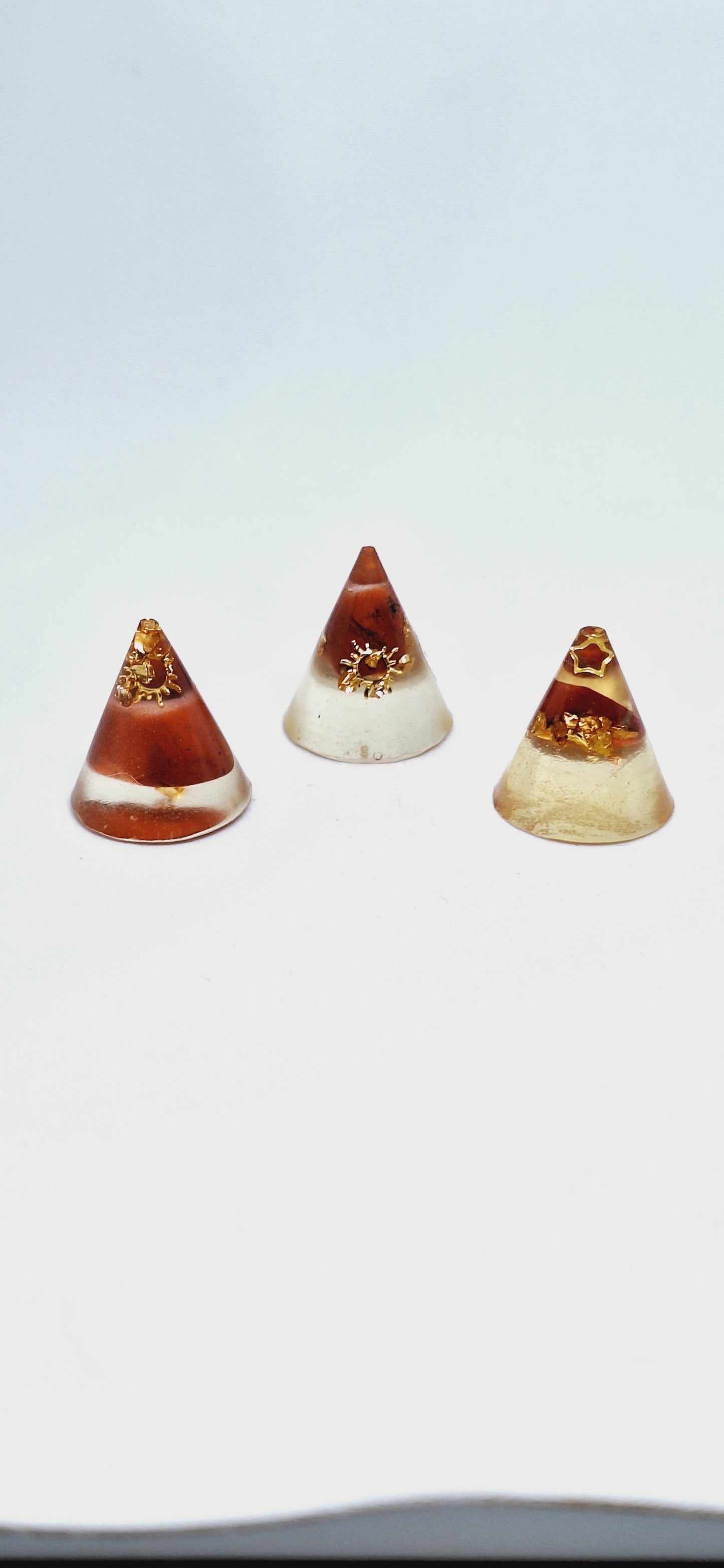 Orgonite cône XS - Jaspe rouge, étoile ou soleil, or