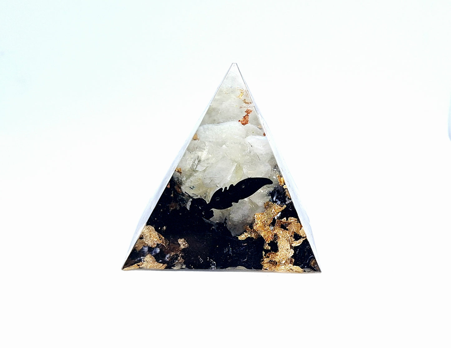 Orgonite pyramide L - Citrine, or et aluminium teinté noir, plume 💛