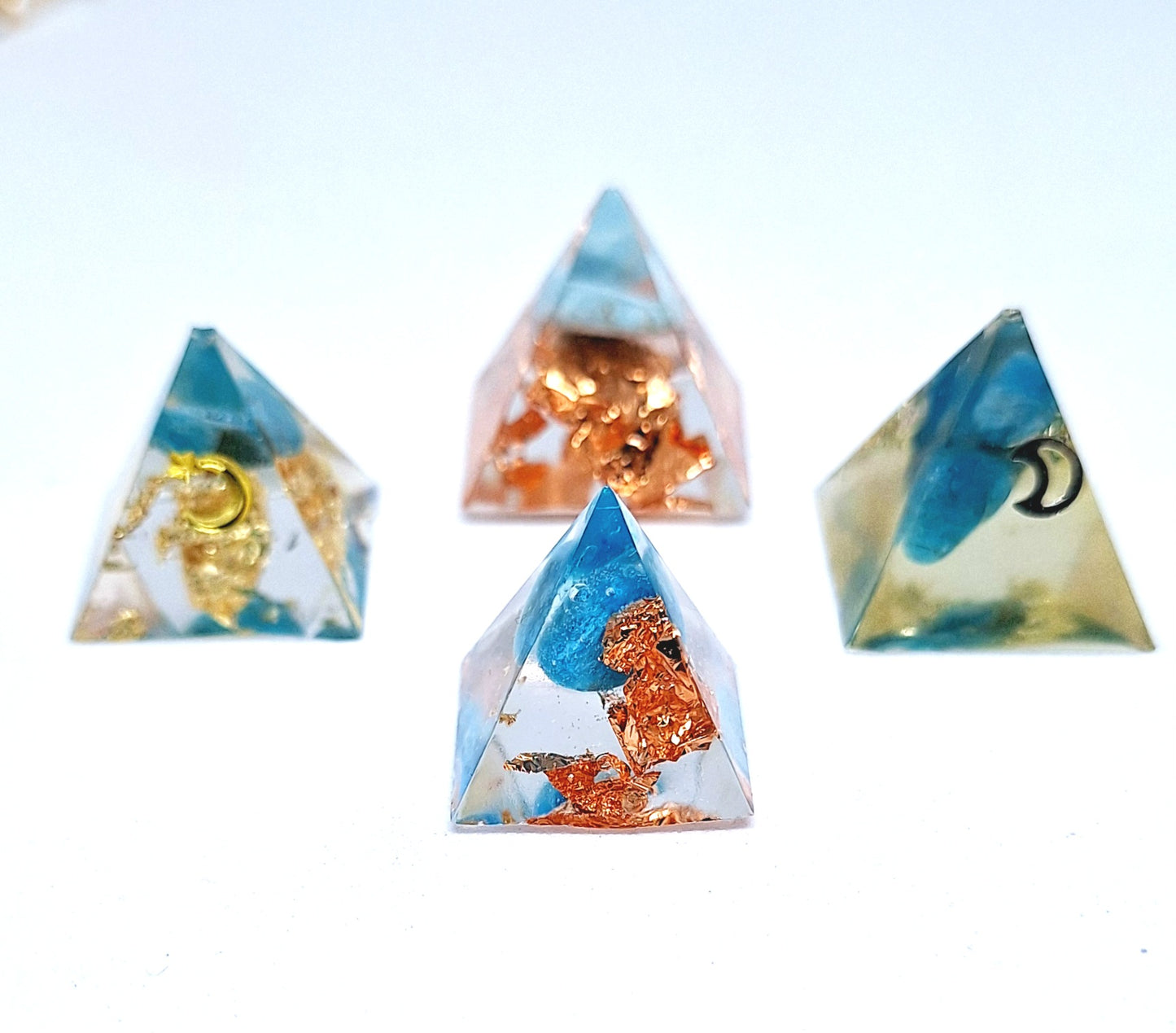 Orgonite pyramide XXS - Apatite, or ou cuivre 🩵