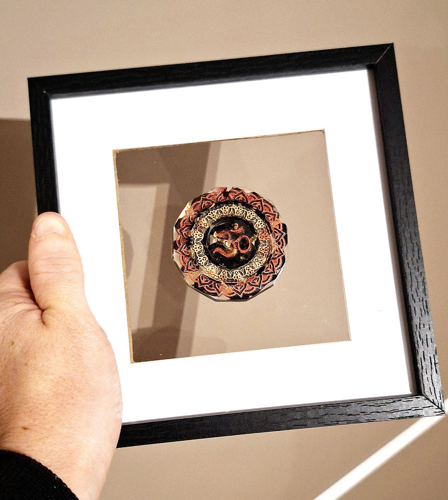 Cadre Orgonite Aum/Om, obsidienne, aluminium doré