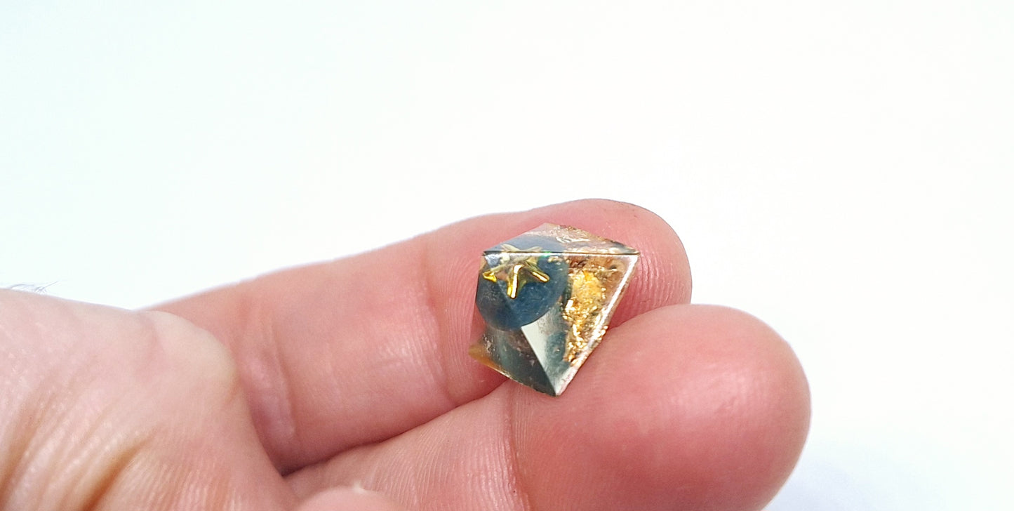 Orgonite pyramide XXXS - Apatite, or 🩵