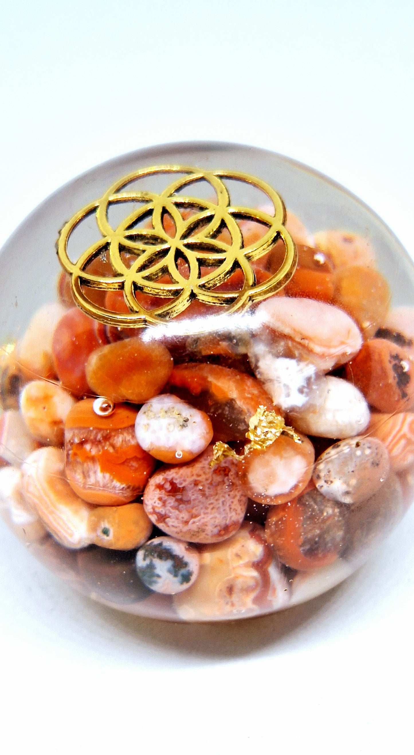 Orgonite Sphère M - Cornaline, graine de vie, or