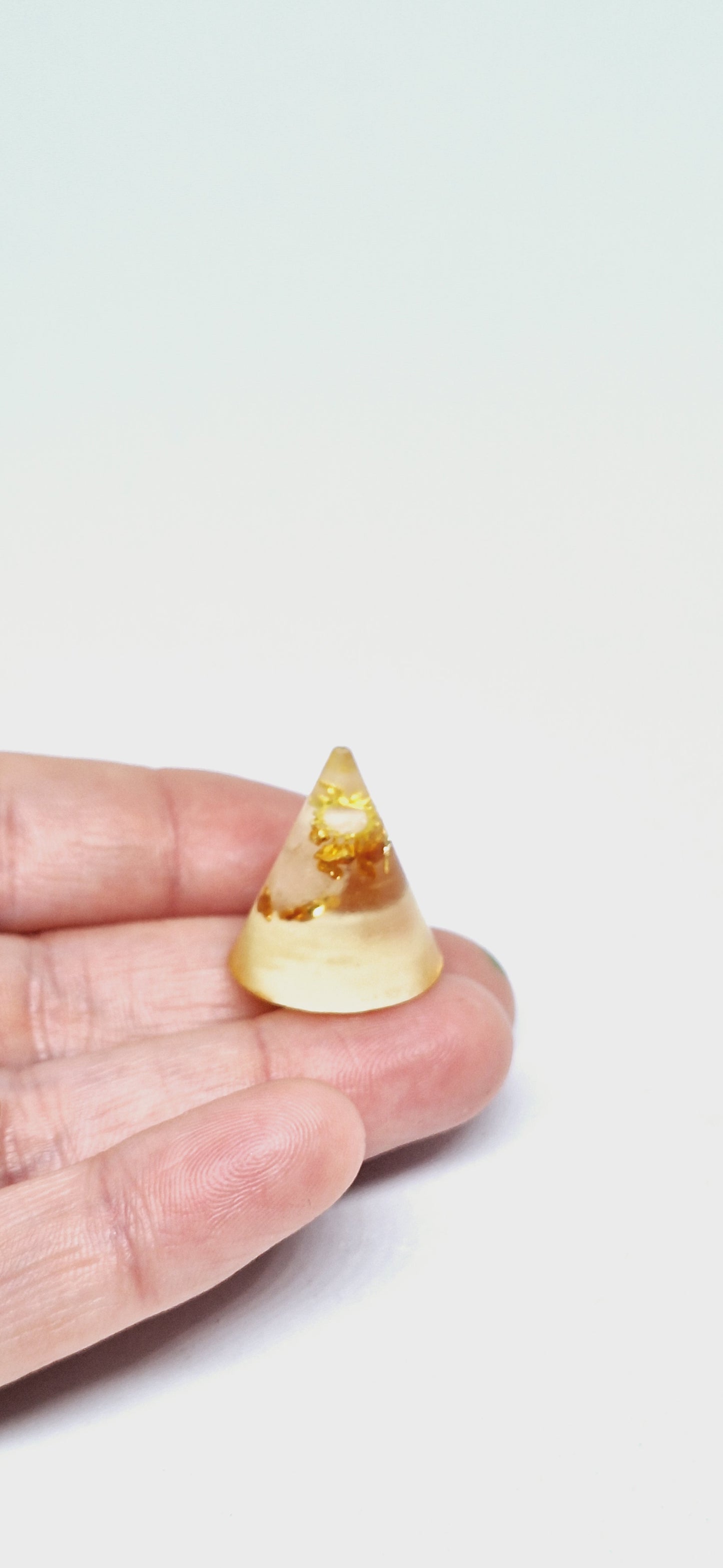Orgonite cône XS - Citrine, soleil, or