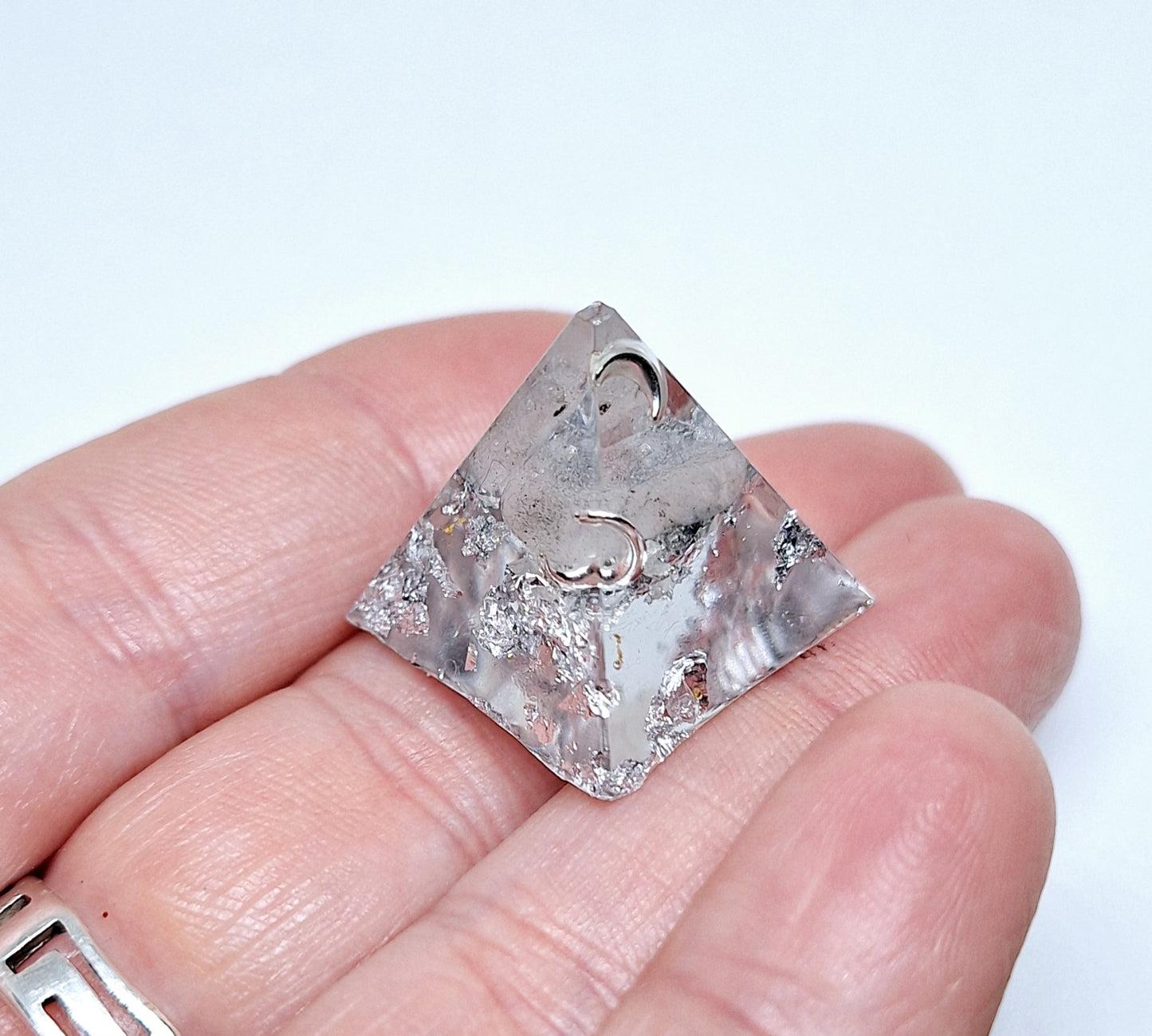 Orgonite pyramide XXS - Pierre de lune, aluminium 🩶