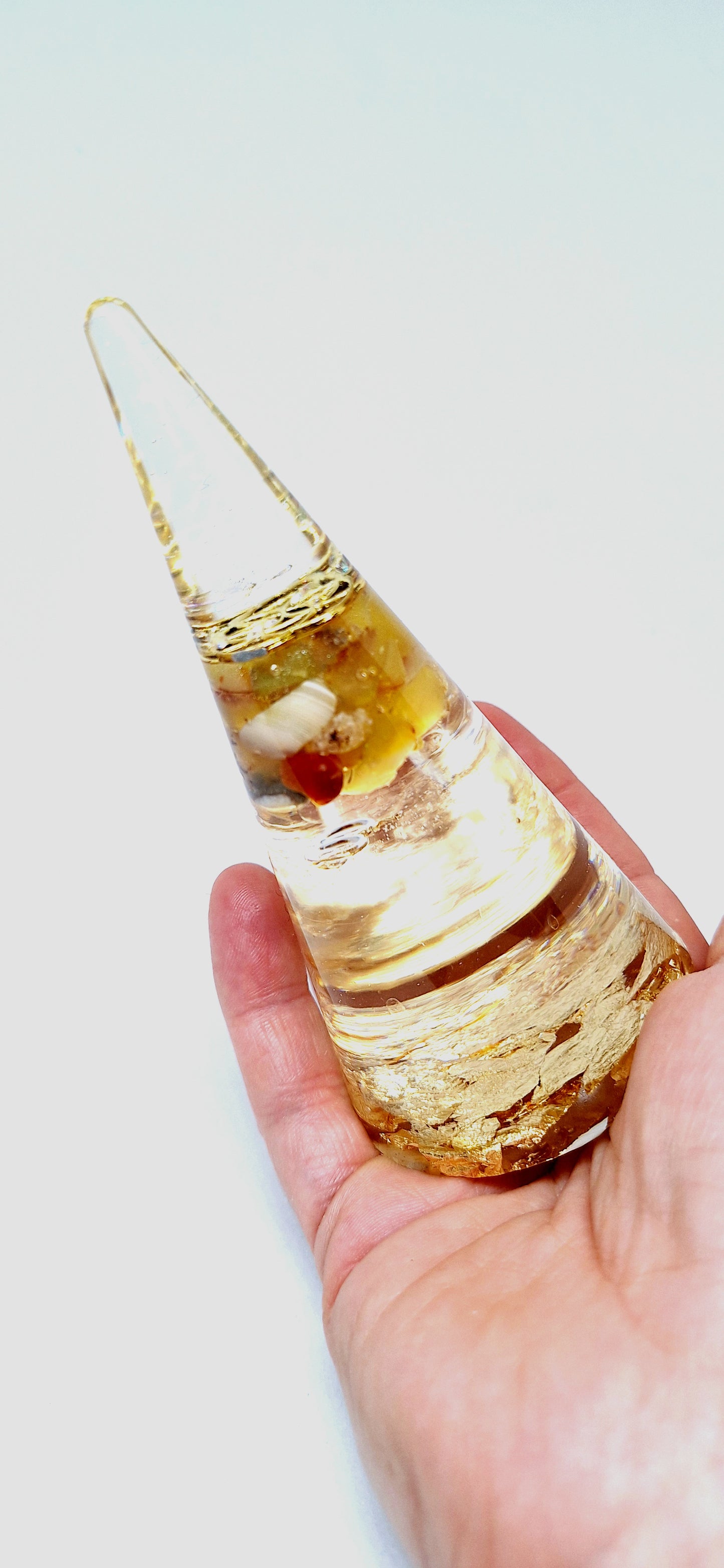 Orgonite cône XL - Agate jaune, Métatron, or